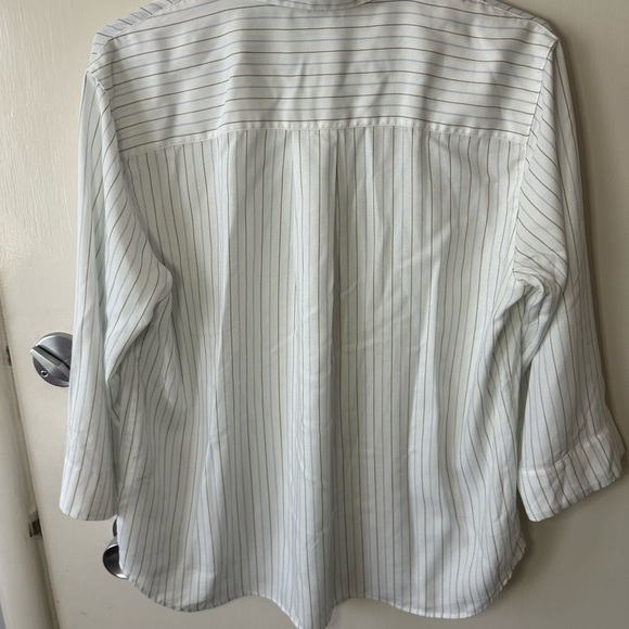 Uniqlo White and Blue Striped Shirt      size M - Picture 2 of 6